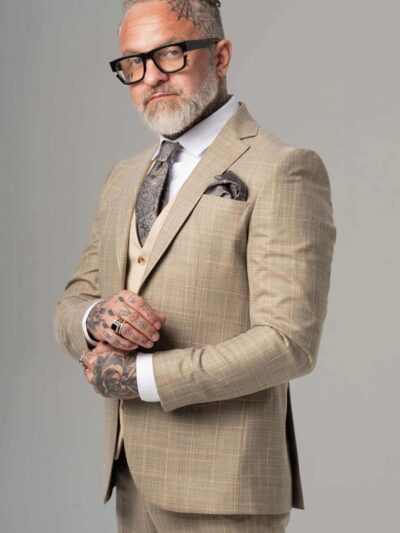 Garnitur beżowy w kratę