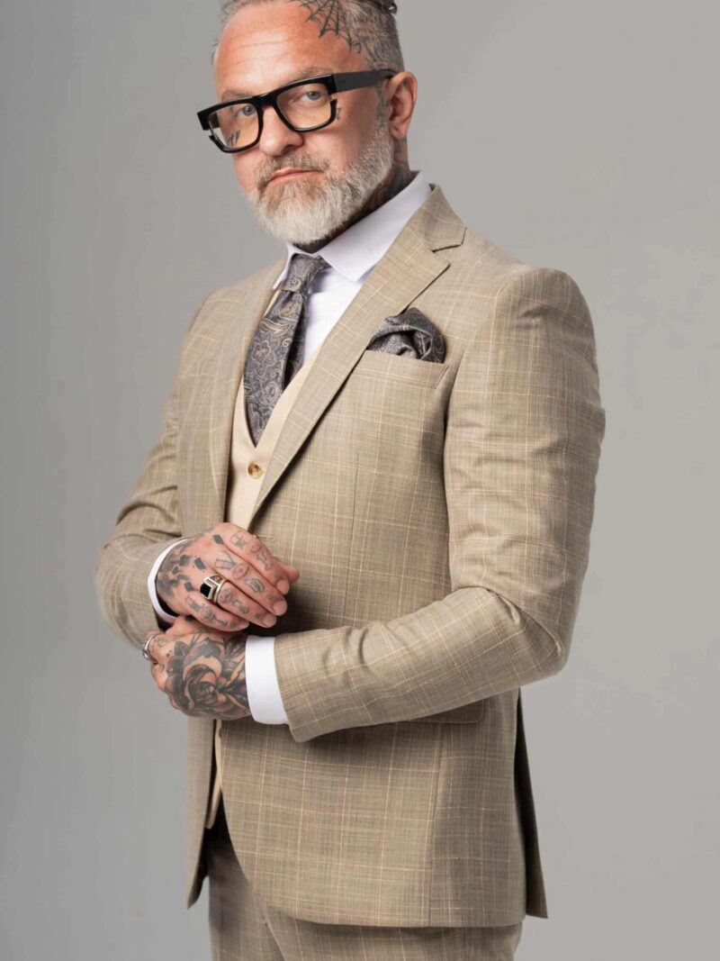 Garnitur beżowy w kratę