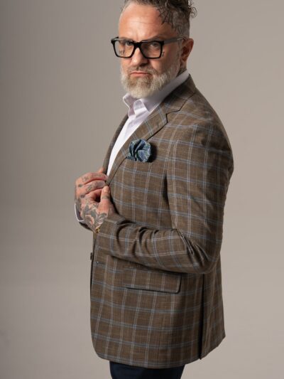 Brązowa marynarka męska z dodatkiem niebieskiego