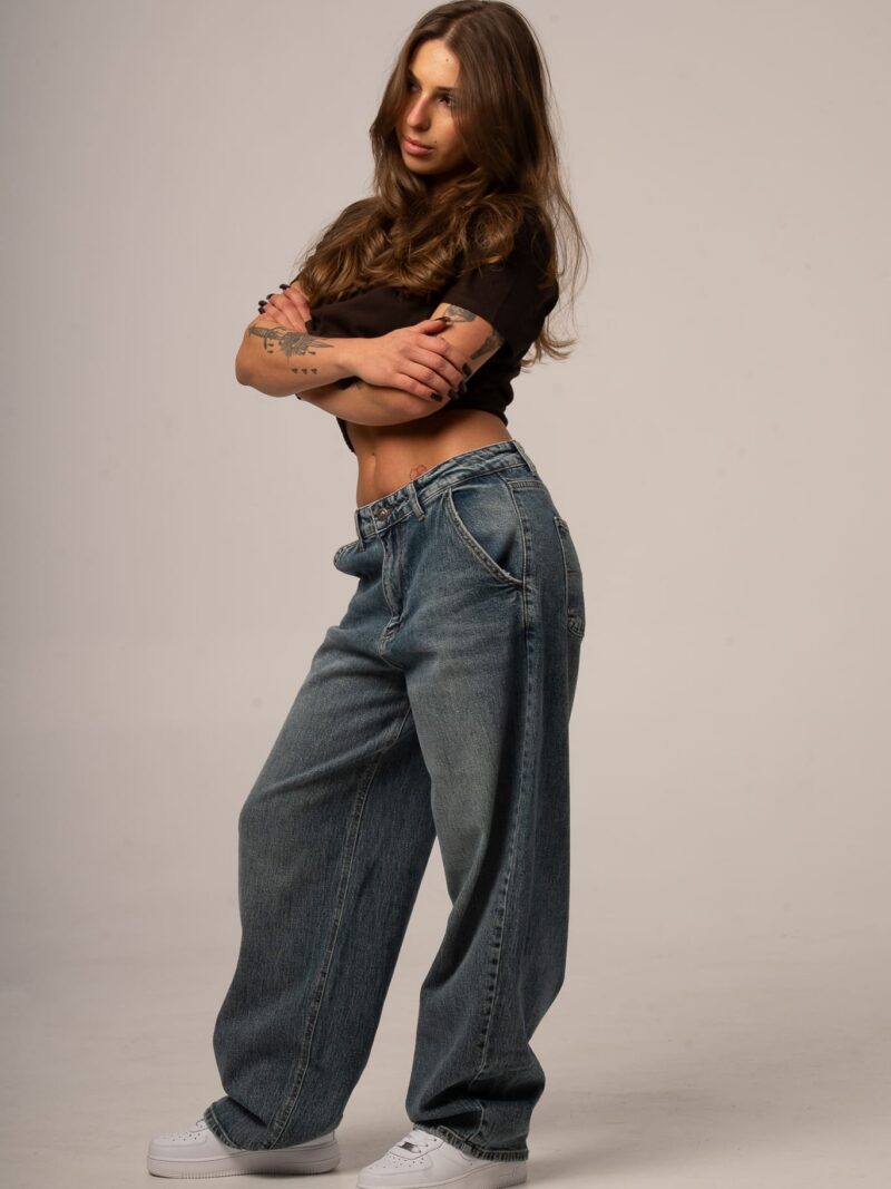 Jeansy damskie o kroju baggy