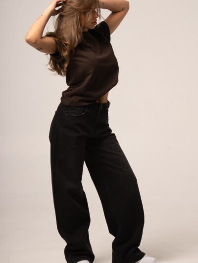 Czarne jeansy damskie o kroju baggy