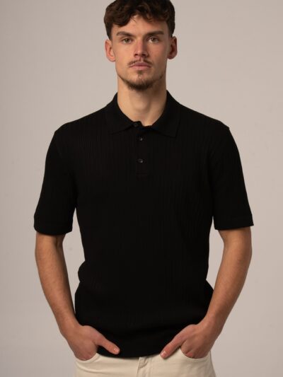 Czarna koszulka męska polo ze sweterkowej dzianiny na krótki rękaw