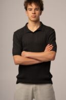 Czarne polo męskie z dekoltem v z dzianinowej tkaniny