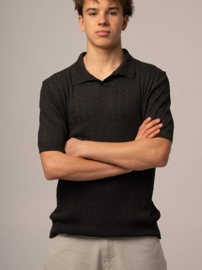 Czarne polo męskie z dekoltem v z dzianinowej tkaniny
