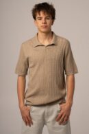 Beżowe polo męskie z dekoltem v z dzianinowej tkaniny