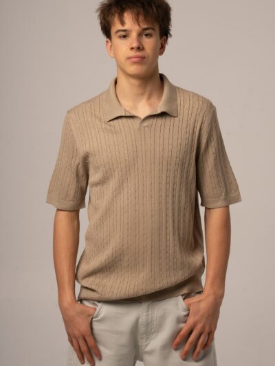 Beżowe polo męskie z dekoltem v z dzianinowej tkaniny