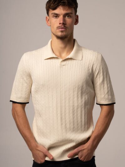 Jasnobeżowe polo męskie z dekoltem v z dzianinowej tkaniny