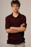 Bordowe polo męskie z dekoltem v z dzianinowej tkaniny