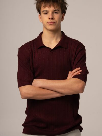 Bordowe polo męskie z dekoltem v z dzianinowej tkaniny