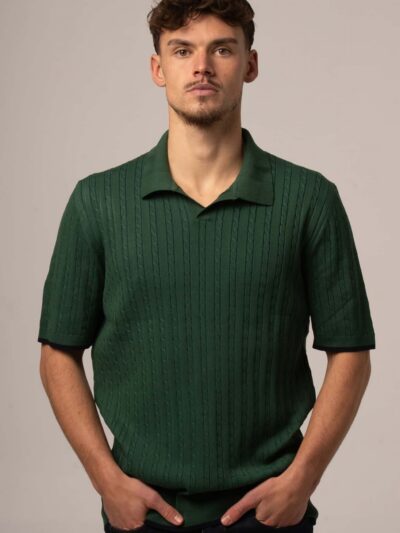 Ciemno zielone polo męskie z dekoltem v z dzianinowej tkaniny