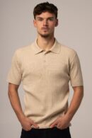 Beżowa koszulka męska polo ze sweterkowej dzianiny
