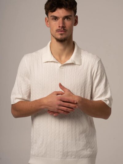 Białe polo męskie z dekoltem v z dzianinowej tkaniny