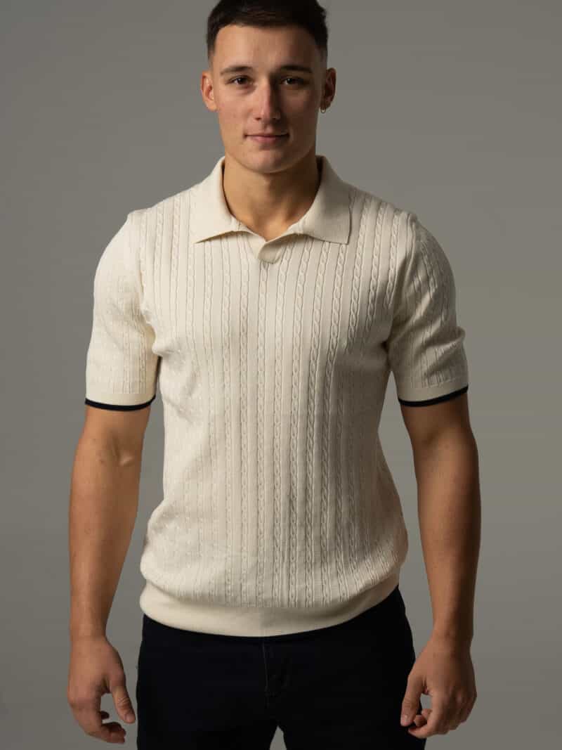 Jasnobeżowe polo męskie z dekoltem v z dzianinowej tkaniny