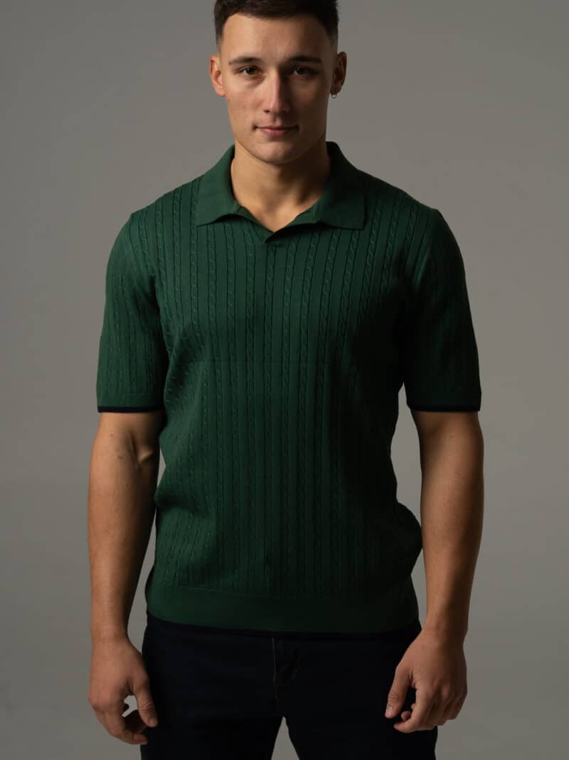 Ciemno zielone polo męskie z dekoltem v z dzianinowej tkaniny