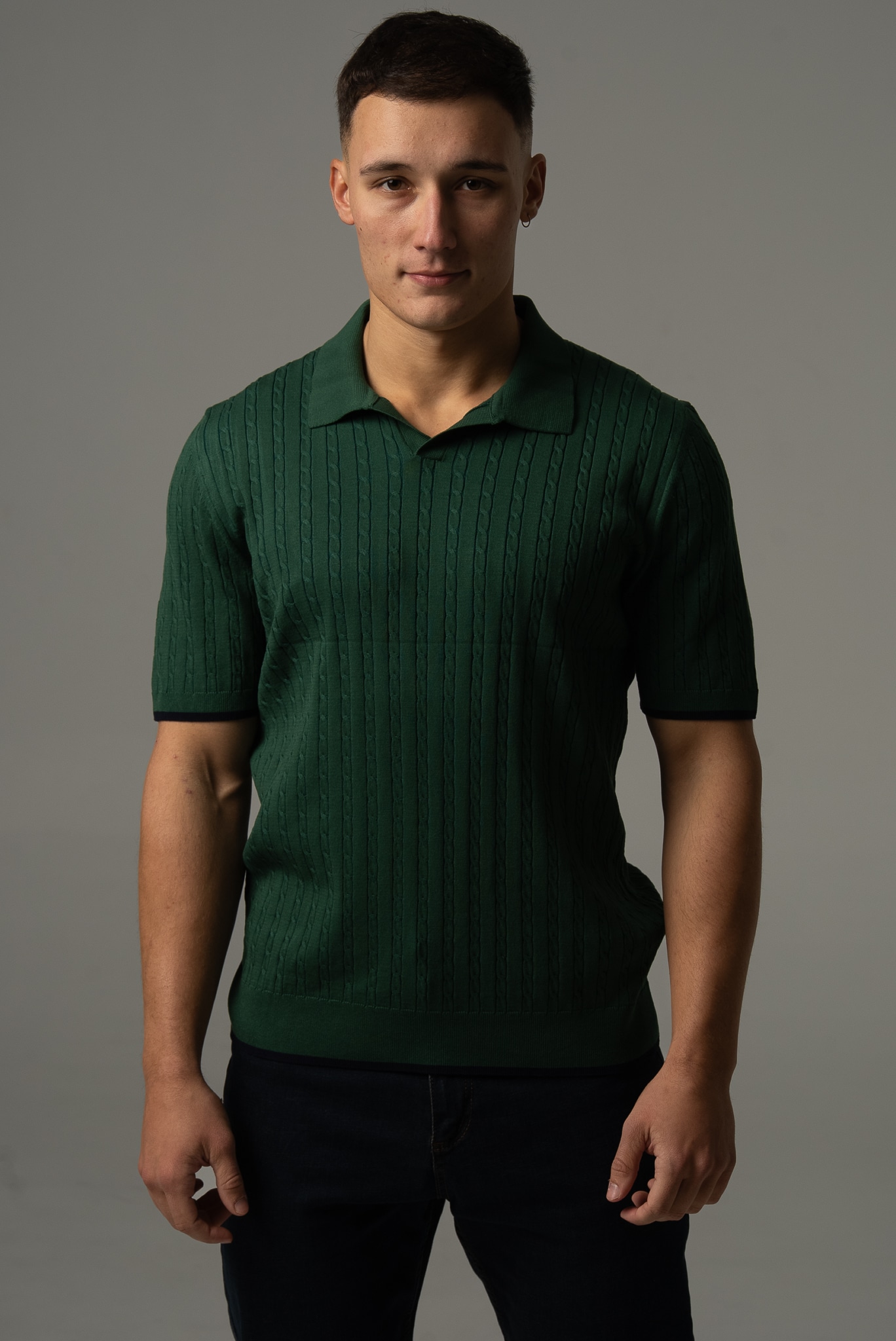Ciemno zielone polo męskie z dekoltem v z dzianinowej tkaniny