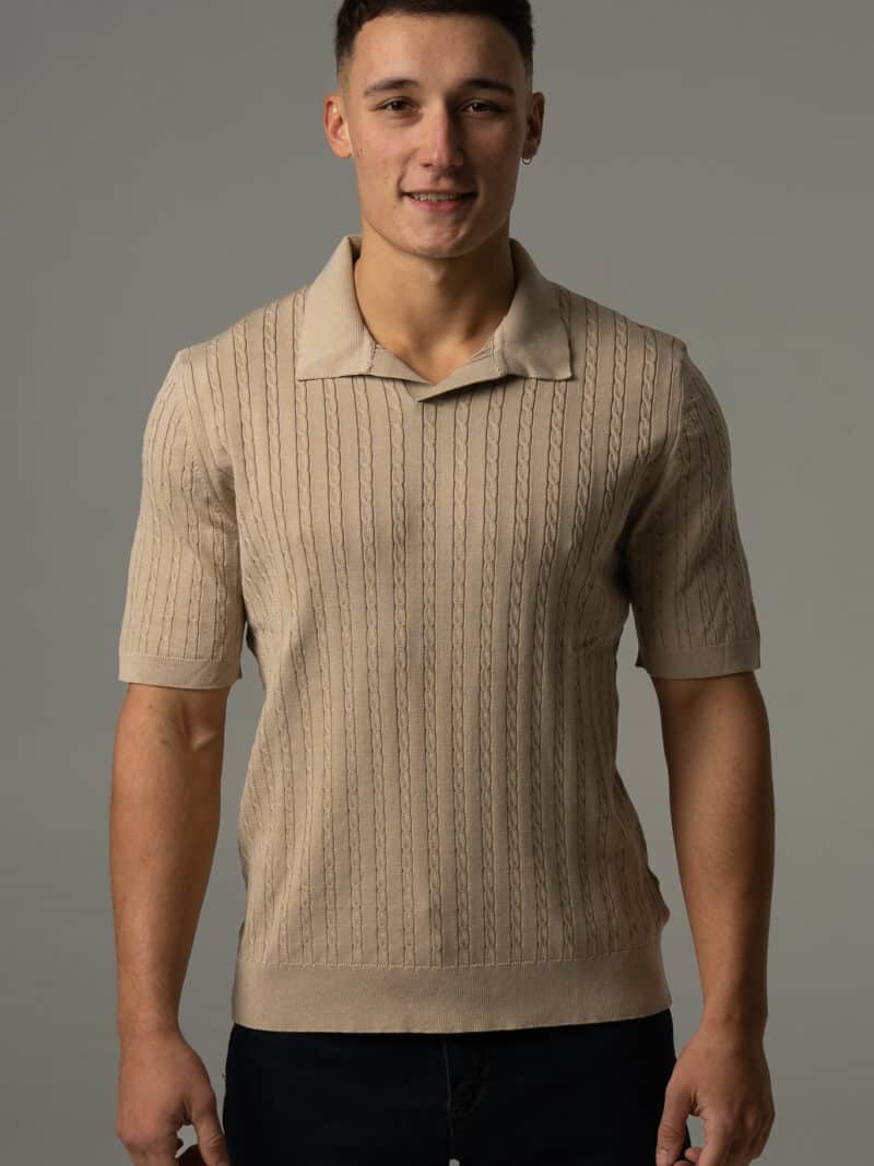 Beżowe polo męskie z dekoltem v z dzianinowej tkaniny