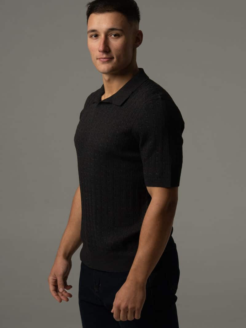 Czarne polo męskie z dekoltem v z dzianinowej tkaniny