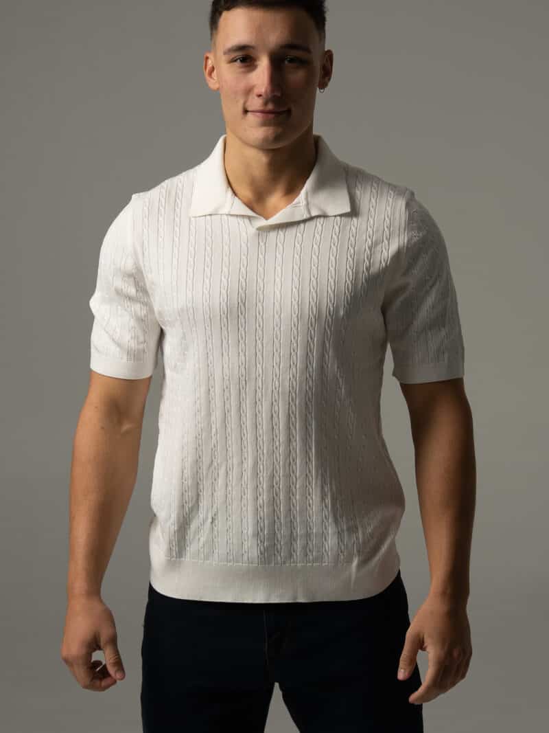 Białe polo męskie z dekoltem v z dzianinowej tkaniny