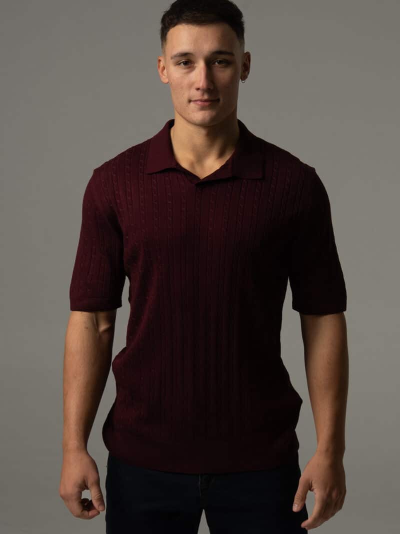 Bordowe polo męskie z dekoltem v z dzianinowej tkaniny