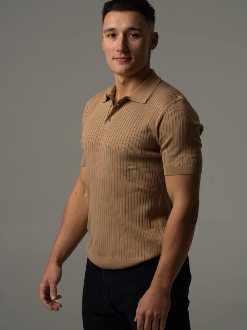 Ciemnobeżowa koszulka męska polo ze sweterkowej dzianiny