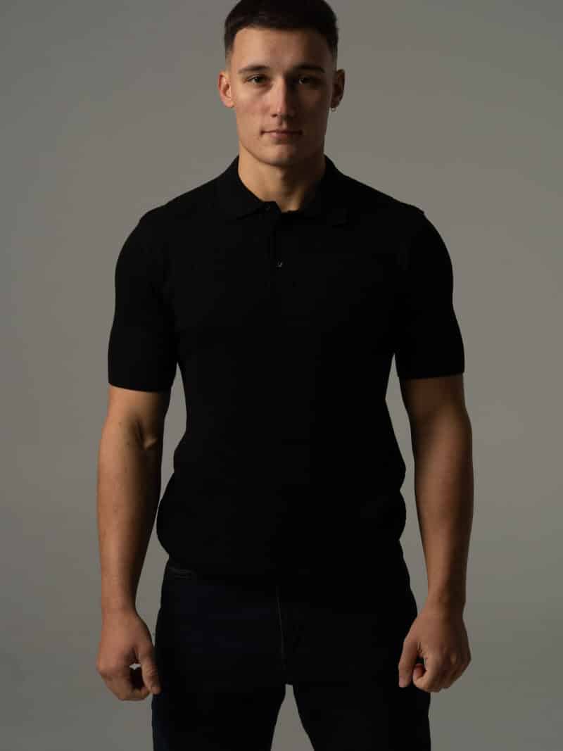 Czarna koszulka męska polo ze sweterkowej dzianiny na krótki rękaw