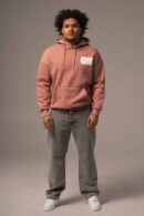 Różowa bluza męska z kapturem z nadrukiem na plecach