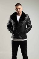 Stylowa czarna kurtka męska z ozdobnymi zamkami