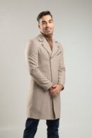 Stylowy płaszcz męski w kolorze beżowym