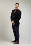 Czarny płaszcz męski z tkaniny strukturalnej