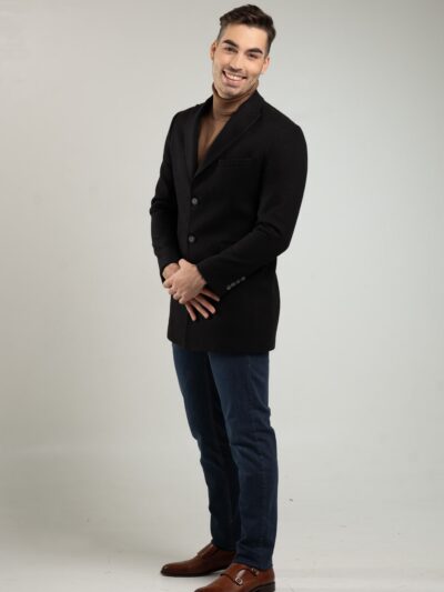 Czarny płaszcz męski z tkaniny strukturalnej