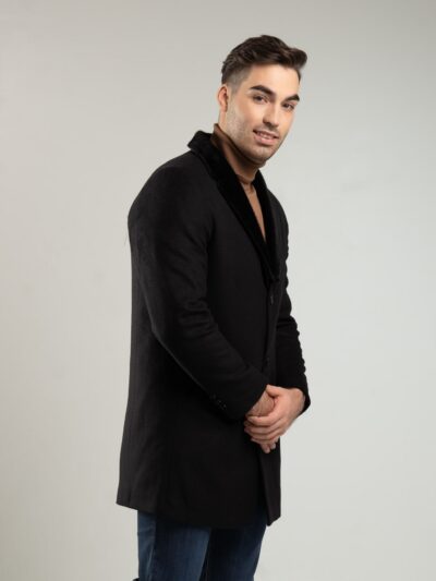 Czarny płaszcz męski z futrem