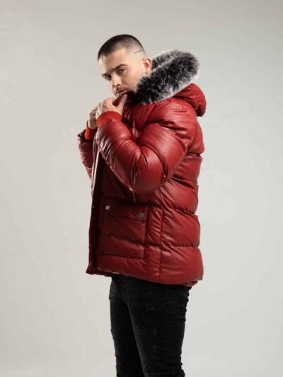 Pikowana, czerwona kurtka męska typu parka z kapturem