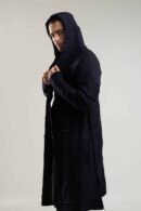 Granatowy sweter męski o dłuższym kroju z kapturem