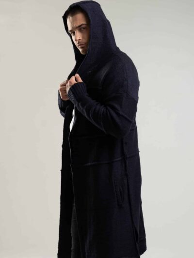 Granatowy sweter męski o dłuższym kroju z kapturem