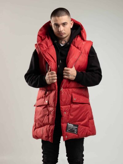 Czerwony bezrękawnik męski z kapturem z ozdobnymi czarnymi elementami