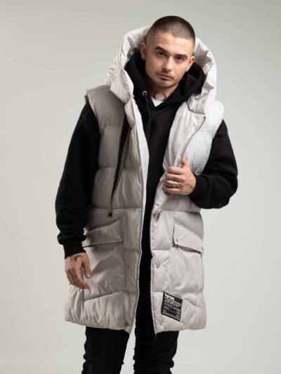 Szary bezrękawnik męski z kapturem z ozdobnymi czarnymi elementami