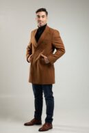 Dwurzędowy płaszcz męski w kolorze camelowym