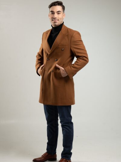 Dwurzędowy płaszcz męski w kolorze camelowym