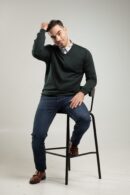 Sweter męski typu V-neck w kolorze butelkowej zieleni