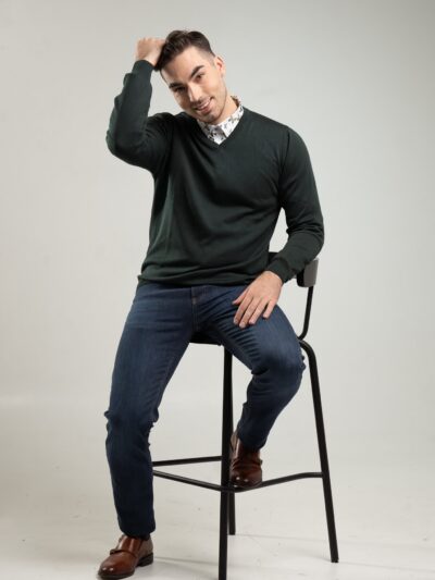 Sweter męski typu V-neck w kolorze butelkowej zieleni