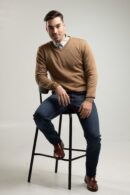 Beżowy sweter męski typu V-neck