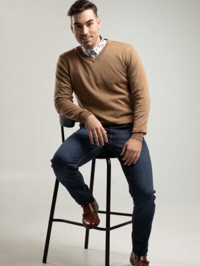 Beżowy sweter męski typu V-neck