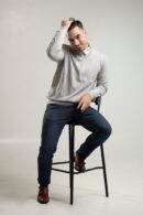 Szary sweter męski typu V-neck