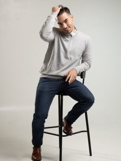 Szary sweter męski typu V-neck