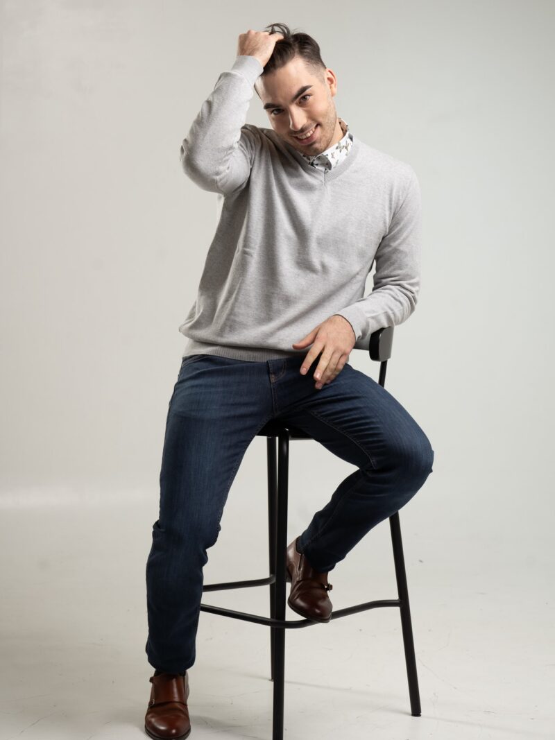 Szary sweter męski typu V-neck