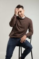 Brązowy sweter męski z okrągłym dekoltem