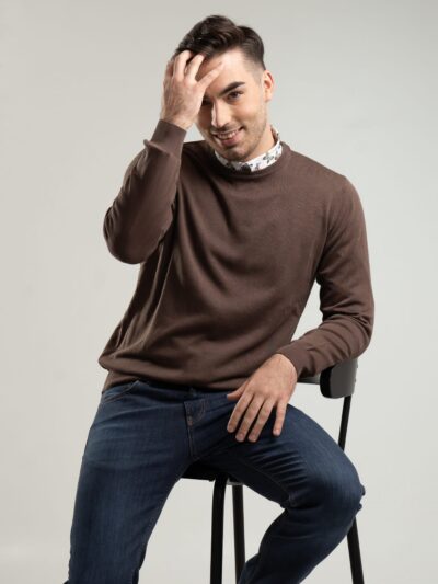 Brązowy sweter męski z okrągłym dekoltem