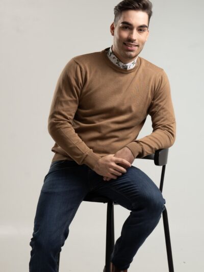 Beżowy sweter męski z okrągłym dekoltem