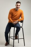 Pomarańczowy sweter męski