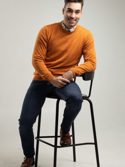 Pomarańczowy sweter męski